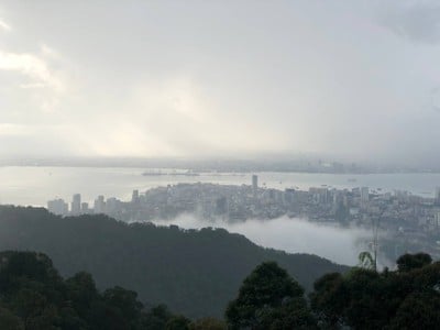 หมอกมาๆ สลับกับแดดออก ในขณะที่ฝนก็ยังตกอยู่