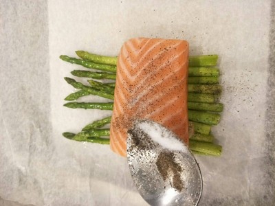 วิธีทำ Parchment Baked Salmon with Mashed Purple Potatoes วิธีทำ Parchment Baked Salmon with Mashed Purple Potatoes