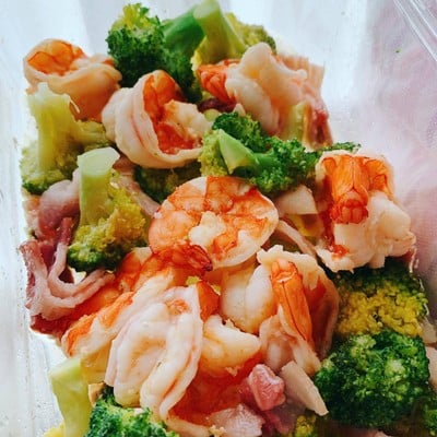 บร็อคโคลี่ผัดกุ้งและเบคอน คีโต ไมโครเวฟ บร็อคโคลี่ผัดกุ้งและเบคอน คีโต ไมโครเวฟ