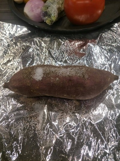 วิธีทำ Parchment Baked Salmon with Mashed Purple Potatoes วิธีทำ Parchment Baked Salmon with Mashed Purple Potatoes