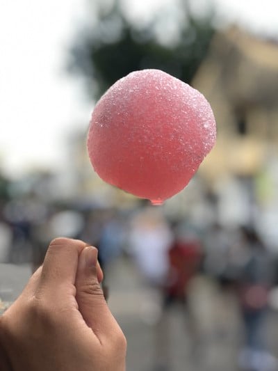 น้ำแข็งไส แบบฉบับปีนัง ข้างในเป็นไส้บ๊วย อันนี้สีชมพูรสฝรั่ง 555 