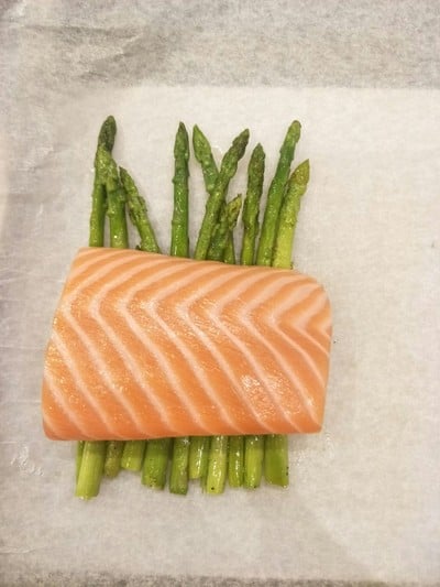 วิธีทำ Parchment Baked Salmon with Mashed Purple Potatoes วิธีทำ Parchment Baked Salmon with Mashed Purple Potatoes