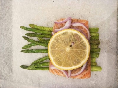 วิธีทำ Parchment Baked Salmon with Mashed Purple Potatoes วิธีทำ Parchment Baked Salmon with Mashed Purple Potatoes