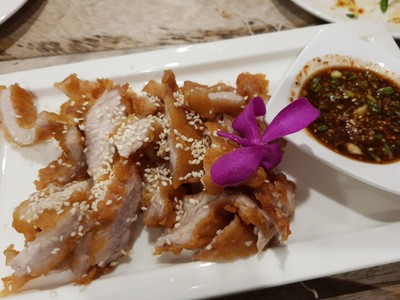 คอหมูทอดน้ำปลา