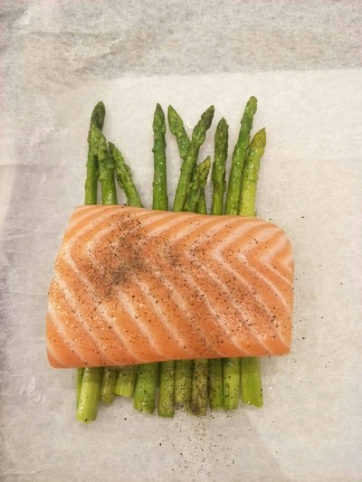 วิธีทำ Parchment Baked Salmon with Mashed Purple Potatoes วิธีทำ Parchment Baked Salmon with Mashed Purple Potatoes