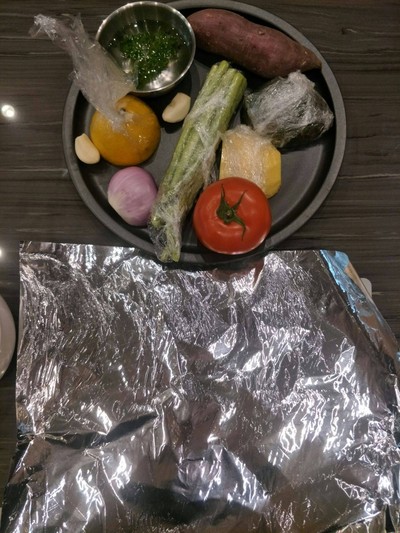 วิธีทำ Parchment Baked Salmon with Mashed Purple Potatoes วิธีทำ Parchment Baked Salmon with Mashed Purple Potatoes