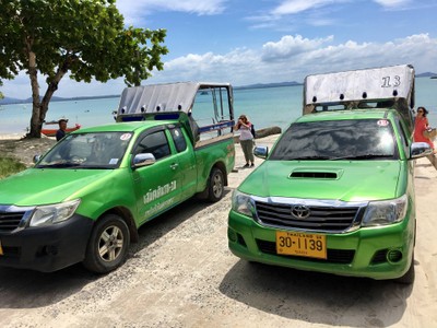 รถสองแถวที่พาไปที่พัก