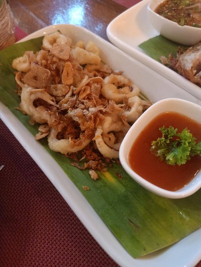 ปลาหมึกทอดกระเทียม