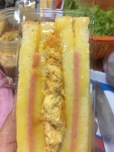 แซนวิช​โบราณ​หมูหยองน้ำสลัด