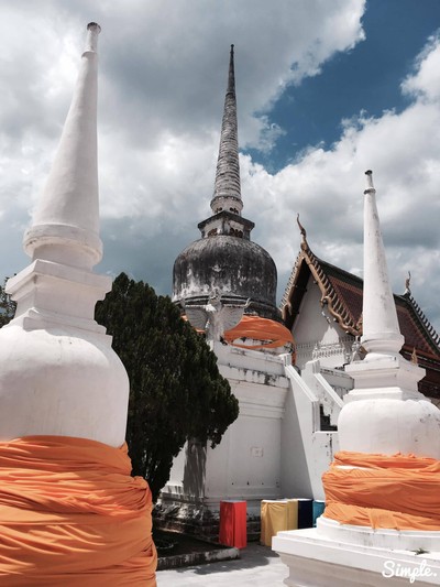 นำผ้าที่แห่ผูกรอบพระธาตุ