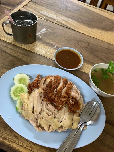 ข้าวมันไก่หลังโรงเรียนบ้านสันโค้ง อร่อยครับ ต้องมาลอง