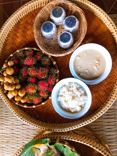 มื้อเช้า​ คุณ​ป้าเจ้าของ​บ้าน​ ทำข้าวเหนียว​ทุเรียน​ให้พวกเราทานด้วยค่ะ