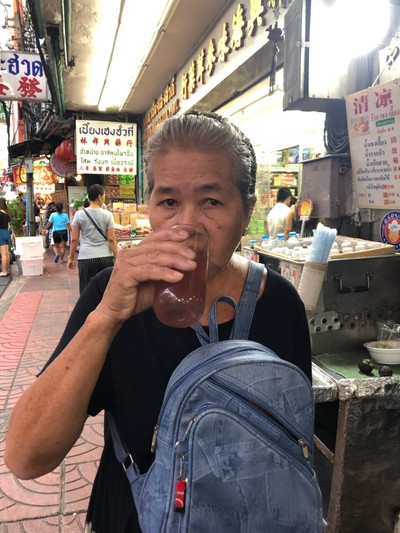 หล่อฮั่งก้วยระหว่างเดิน 