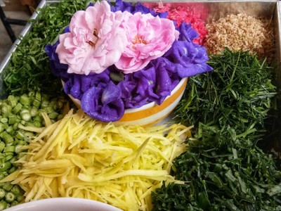 ข้าวยำปักษ์ใต้​ ที่ใช้ส่วนผสมจากผักที่มีในสวนค่ะ​ ดอกดาหลา​ อัญชัน​ มะม่วง​ ผักไ