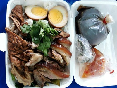 ขาหมูราดข้าวรวมกุนเชียง