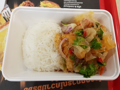 ข้าวยำไก่กรอบ+เครื่องดื่ม