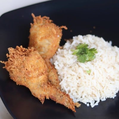 เมนูของร้าน ปีกไก่ยัดไส้คุณแม่พิกุลแฮม