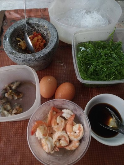 วิธีทำ ผัดวุ้นเส้นชะอมกุ้ง วิธีทำ ผัดวุ้นเส้นชะอมกุ้ง