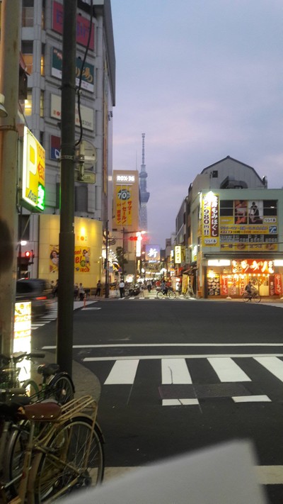 ถนนที่เดินจากโรงแรมไปย่านคนเดินasakusaผ่านเห็นวิวโตเกียวสกายทรีด้วยค่ะ คึกคักมาก