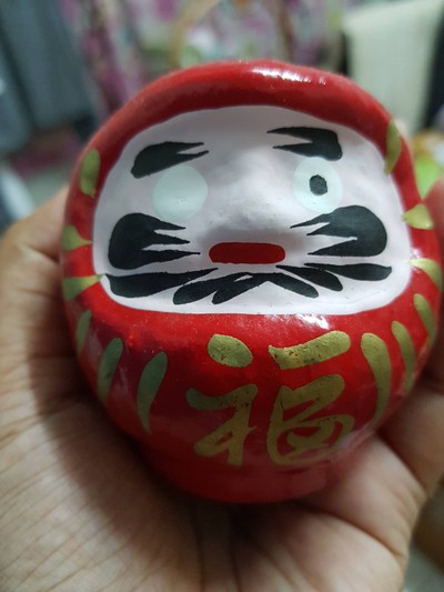 อันนี้คือดะรุมะ เครื่องรางอย่างนึงในญี่ปุ่นเราได้มาจากหน้าวัดค่ะ