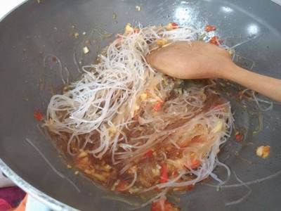 วิธีทำ ผัดวุ้นเส้นชะอมกุ้ง วิธีทำ ผัดวุ้นเส้นชะอมกุ้ง