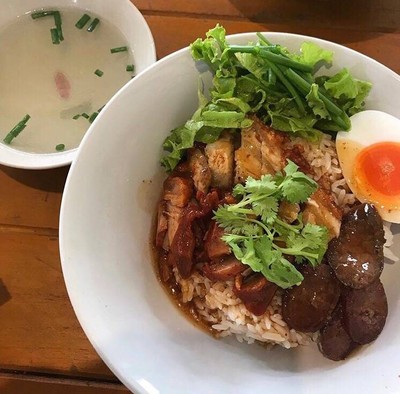 โกหอม ข้าวหมูแดงโบราณ ตรงข้ามไปรษณีย์คอหงส์