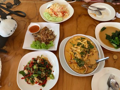 C:อร่อย เด็ดทุกอย่าง จริงๆนะแก T:ฉั้นก็ว่าอย่างนั้น