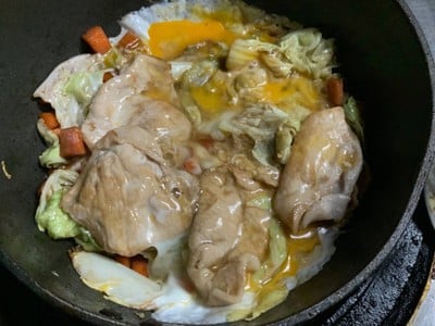 วิธีทำ หมี่หยกหมูสไลด์ผัดซอสสุกี้ดำ