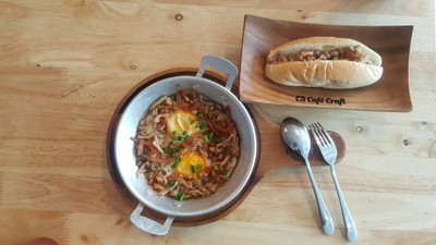 ไข่ดาวสุกกำลังดี หอมเนยอ่อนๆ ทานคู่กับขนมปังเวียดนาม เผลอแป๊บเดียวหมดเกลี้้ยง