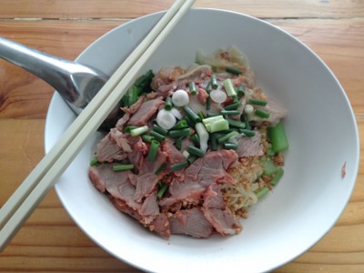 บะหมี่เหลืองแห้งหมูแดง