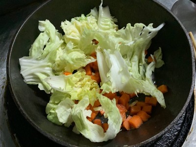 วิธีทำ หมี่หยกหมูสไลด์ผัดซอสสุกี้ดำ