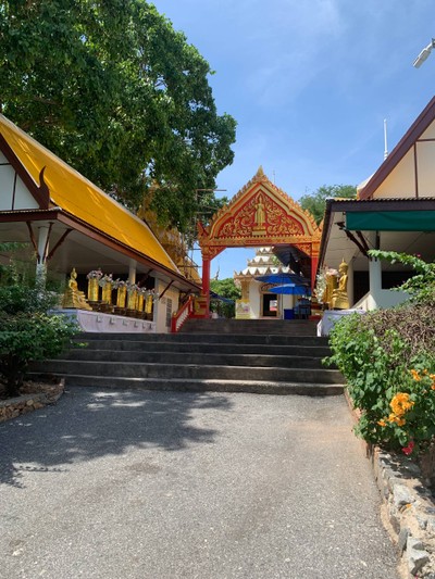 วัดเขาพระบาท