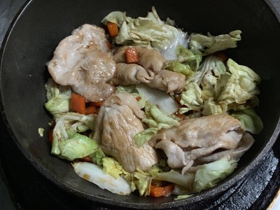 วิธีทำ หมี่หยกหมูสไลด์ผัดซอสสุกี้ดำ