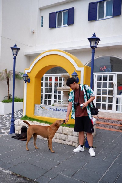 Hotel Bayview ดีมากเลย มีเครื่องดื่มน้ำเปล่า น้ำอัดลม น้ำผลไม้ หยิบได้เลย