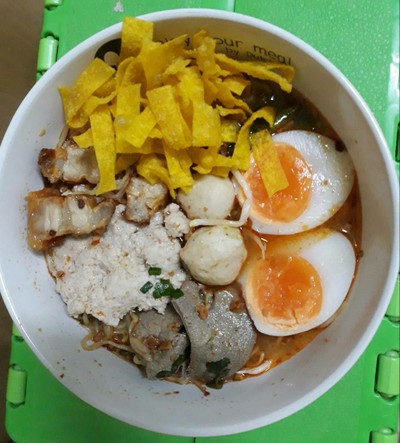 ก๋วยเตี๋ยวต้มยำไข่หมูกรอบ