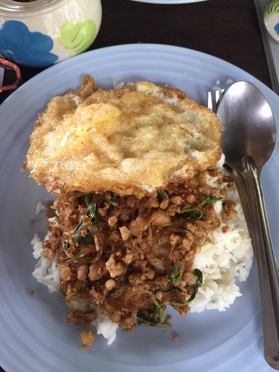 ข้าวกระเพราหมูสับวุ้นเส้น ไม่พริก ไข่ดาว
