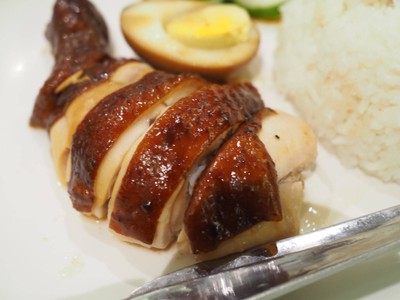 ข้าวไก่ย่างซีอิ๊ว (Soya Sauce Chicken Rice)