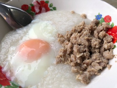 โจ๊กหมูใส่ไข่