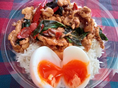 ข้าวกะเพราไก่+ไข่ต้มยางมะตูม