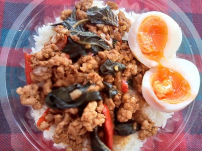 ข้าวกะเพราหมูสับ+ไข่ต้มยางมะตูม
