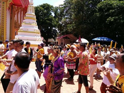 แห่เทียนพรรษารอบโบสถ์ 