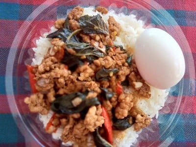 ข้าวกะเพราหมูสับ+ไข่ต้มยางมะตูม