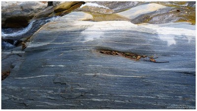 น้ำตกผาลาด