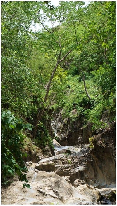 นี่แหละน้ำตกผาลาด เดินทะลุมาได้แค่นี้