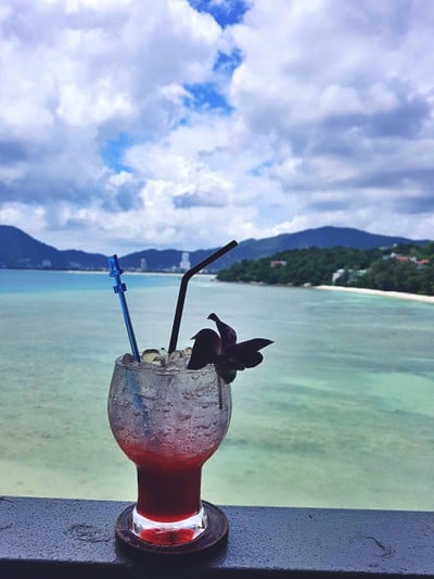 เครื่องดื่มกับวิวหลักล้านของป่าตอง