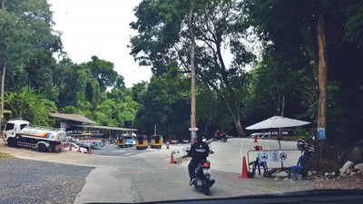 ลานจอดรถ "Paradise Beach"