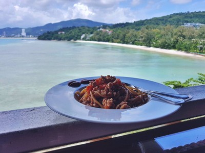 สปาเก็ตตี้ซอสไก่กับวิวป่าตอง