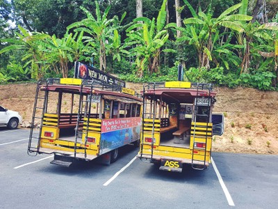 รถสองแถว ที่จะพาไปส่งยังหน้าหาด "Paradise Beach"