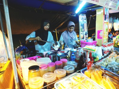 ร้านชาแบบที่คุ้นตาริมหาดกะหลิม