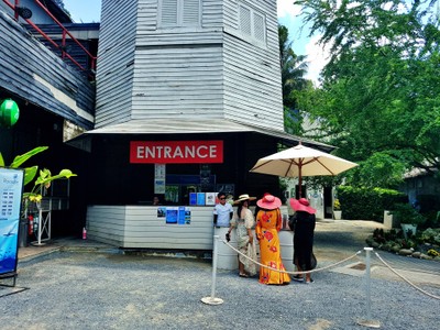 ถึงแล้วทางเข้าบริเวณ "Paradise Beach"